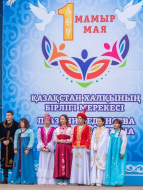Petropavlovsk, Kazakistan-1 Mayıs 2019: Kazakistan halklarının Ulusal kostümleri şarkıları ve dansları. 1 Mayıs Kazakistan Insanlar Birliği günü.