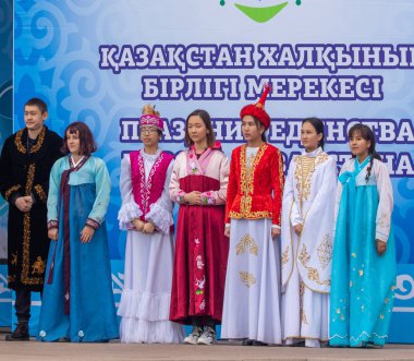 Petropavlovsk, Kazakistan-1 Mayıs 2019: Kazakistan halklarının Ulusal kostümleri şarkıları ve dansları. 1 Mayıs Kazakistan Insanlar Birliği günü.