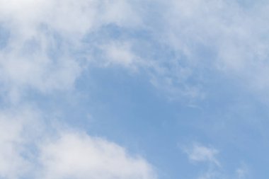 Mavi gökyüzünde beyaz bulutlar, güneşli havalarda gün bahar.