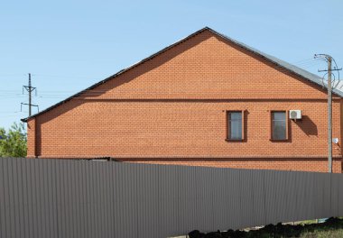 Pencereler, mimari ile yüksek katlı kırmızı tuğla ev.