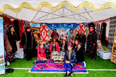 Petropavlovsk, Kazakistan-1 Mayıs 2019: Kazakistan halklarının Ulusal kostümleri şarkıları ve dansları. 1 Mayıs Kazakistan Insanlar Birliği günü.