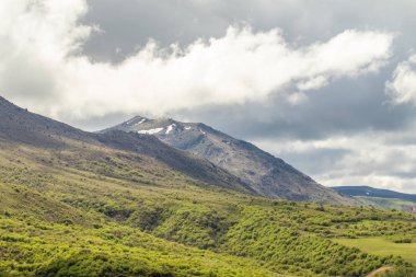 Manzara yeşil alan tepeler bulutlar ile gökyüzü