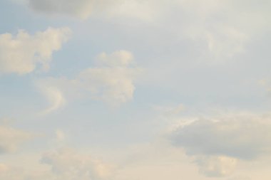 Beyaz bulutlarla mavi gökyüzü. Açık gün gökyüzü arka plan.