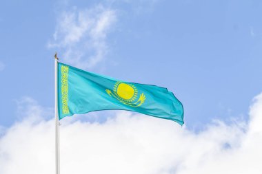 Kazakistan Cumhuriyeti bayrağı mavi gökyüzüne karşı, Rüzgar.
