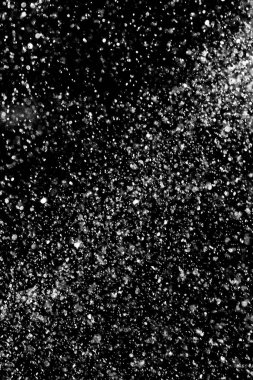 Su sıçramaları, beyaz bokeh, karanlık bir arka planda odak dışında bulanık arka plan.