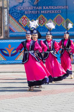Petropavlovsk, Kazakistan-1 Mayıs 2019: Kazakistan halklarının Ulusal kostümleri şarkıları ve dansları. 1 Mayıs Kazakistan Insanlar Birliği günü.