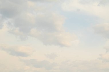 Beyaz bulutlarla mavi gökyüzü. Açık gün gökyüzü arka plan.