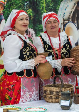 Petropavlovsk, Kazakistan-1 Mayıs 2019: Kazakistan halklarının Ulusal kostümleri şarkıları ve dansları. 1 Mayıs Kazakistan Insanlar Birliği günü.