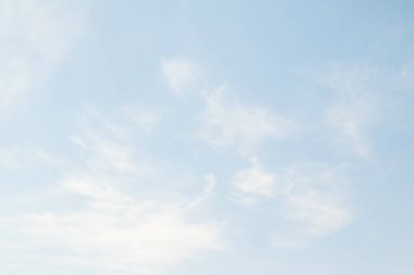 Beyaz bulutlarla mavi gökyüzü. Açık gün gökyüzü arka plan.