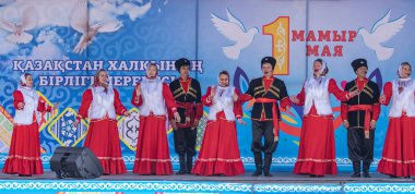 Petropavlovsk, Kazakistan-1 Mayıs 2019: Kazakistan halklarının Ulusal kostümleri şarkıları ve dansları. 1 Mayıs Kazakistan Insanlar Birliği günü.