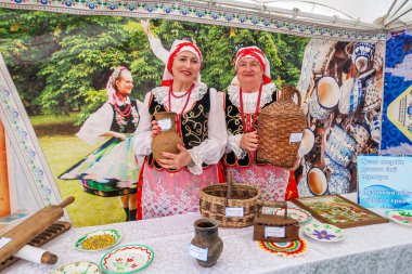 Petropavlovsk, Kazakistan-1 Mayıs 2019: Kazakistan halklarının Ulusal kostümleri şarkıları ve dansları. 1 Mayıs Kazakistan Insanlar Birliği günü.