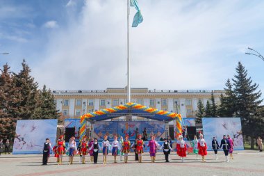 Petropavlovsk, Kazakistan-1 Mayıs 2019: Kazakistan halklarının Ulusal kostümleri şarkıları ve dansları. 1 Mayıs Kazakistan Insanlar Birliği günü.