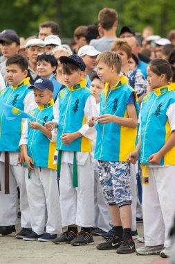 Petropavlovsk, Kazakistan-4 Haziran 2019: Kazakistan Cumhuriyeti Devlet sembolleri günü. Tatil çocukları ve yetişkinler kutlamak. Parkta sporcular ve müzisyenler.