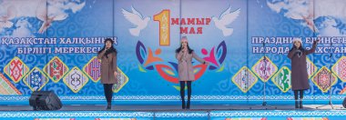 Petropavlovsk, Kazakistan-1 Mayıs 2019: Kazakistan halklarının Ulusal kostümleri şarkıları ve dansları. 1 Mayıs Kazakistan Insanlar Birliği günü.