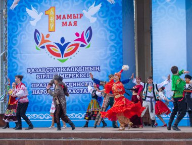 Petropavlovsk, Kazakistan-1 Mayıs 2019: Kazakistan halklarının Ulusal kostümleri şarkıları ve dansları. 1 Mayıs Kazakistan Insanlar Birliği günü.