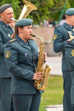 Petropavlovsk, Kazakistan-4 Haziran 2019: Kazakistan Cumhuriyeti Devlet sembolleri günü. Tatil çocukları ve yetişkinler kutlamak. Parkta sporcular ve müzisyenler.