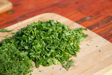 İyi doğranmış dereotu ve maydanoz..