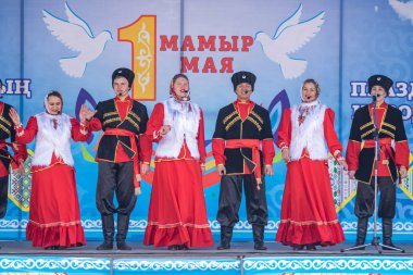 Petropavlovsk, Kazakistan-1 Mayıs 2019: Kazakistan halklarının Ulusal kostümleri şarkıları ve dansları. 1 Mayıs Kazakistan Insanlar Birliği günü.