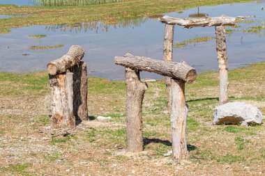 Zeminde kuru ahşap kapı mesajları.