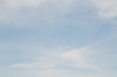 Beyaz bulutlarla mavi gökyüzü. Yaz günü açık. Mükemmel masaüstü duvar kağıdı.