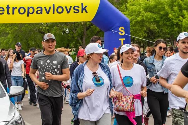 Petropavlovsk, Kazakistan-4 Haziran 2019: Kazakistan Cumhuriyeti Devlet sembolleri günü. Tatil çocukları ve yetişkinler kutlamak. Parkta sporcular ve müzisyenler.