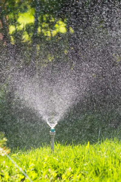 Zavlažovací Systém Zalévání Zelené Trávy Pomocí Bokeh Pozadí — Stock fotografie