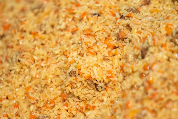 Pilaf yemek, et ve sebzeler ile pirinç lapası, odak dışında.