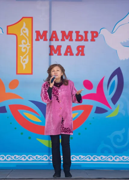 Petropavlovsk, Kazakistan-1 Mayıs 2019: Kazakistan halklarının Ulusal kostümleri şarkıları ve dansları. 1 Mayıs Kazakistan Insanlar Birliği günü.