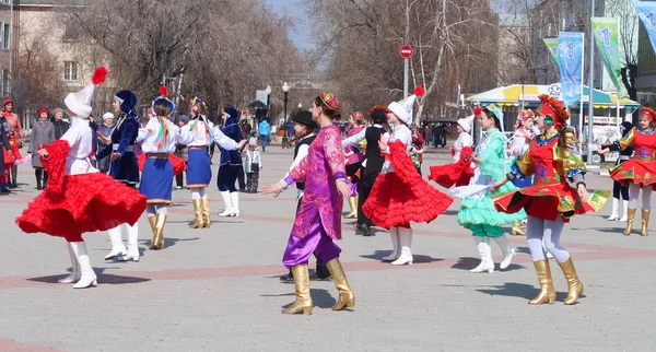 ペトロパブロフスク カザフスタン 2019 カザフスタンの国民の衣装で歌と踊り カザフスタンの5月1日は国民の結束 — ストック写真