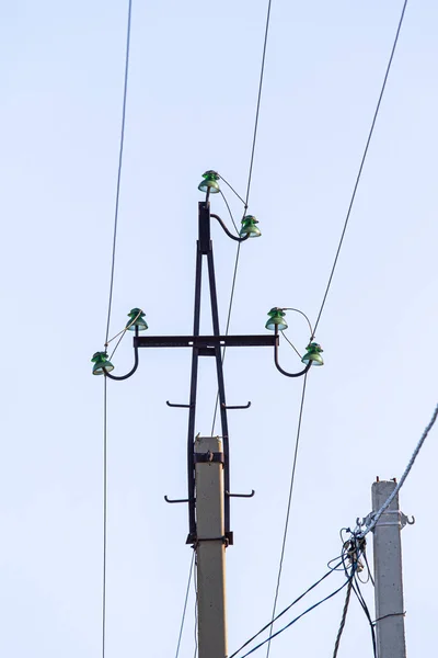 Eine Säule Mit Drähten Vor Blauem Himmel — Stockfoto