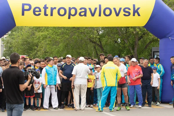 Petropavlovsk, Kazakistan-4 Haziran 2019: Kazakistan Cumhuriyeti Devlet sembolleri günü. Tatil çocukları ve yetişkinler kutlamak. Parkta sporcular ve müzisyenler.