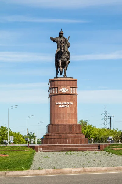 Petropavlovsk, Kazakistan-3 Haziran 2019: Petropavlovsk kentinin girişinde şair ve Komutan Kozhabergen Zhyrau (16631763) Anıtı. Yol sokak yaz. Batyr at at, taş mermer