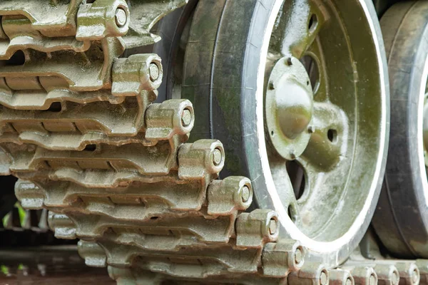Bir tank tekerleğinin tırtılları yakın çekim.