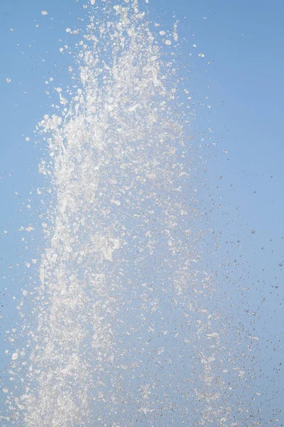 Gischt Von Wasserfontänen Gegen Den Blauen Himmel Wasserspritzer Sind Unscharf — Stockfoto