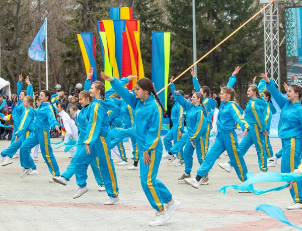 Petropavlovsk, Kazakistan-1 Mayıs 2019: Kazakistan halklarının Ulusal kostümleri şarkıları ve dansları. 1 Mayıs Kazakistan Insanlar Birliği günü.