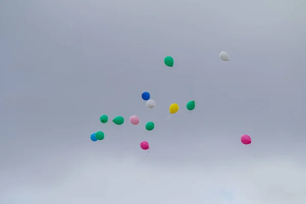 Veelkleurige Ballonnen Vliegen Tegen Blauwe Lucht Met Wolken — Stockfoto