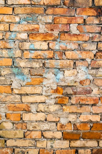 粗いコンクリートが付いている古いレンガの壁 — ストック写真