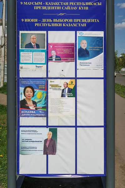 Petropavlovsk, Kazakistan - 24 Mayıs 2019: 9 Temmuz 2019'da Kazakistan'da cumhurbaşkanlığı seçimleri. Cumhurbaşkanlığı seçim programı için adayların posterleri. Duvar şehrin sokağında duruyor..