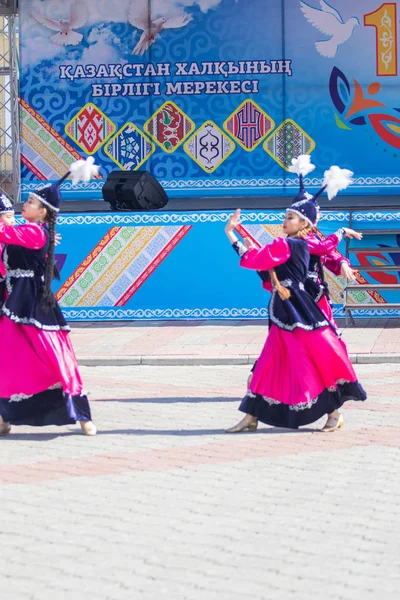 Petropavlovsk, Kazakistan-1 Mayıs 2019: Kazakistan halklarının Ulusal kostümleri şarkıları ve dansları. 1 Mayıs Kazakistan Insanlar Birliği günü.
