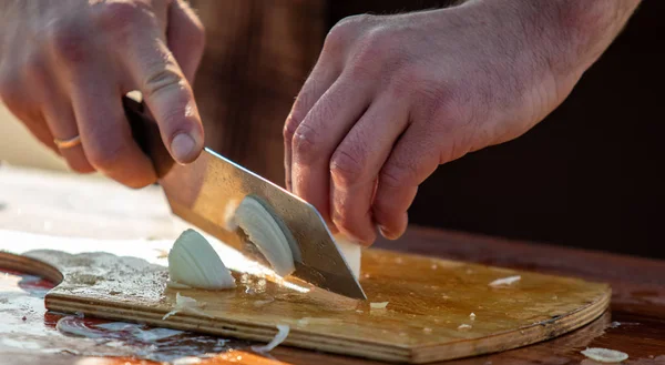 Oignon Haché Avec Couteau Sur Table — Photo