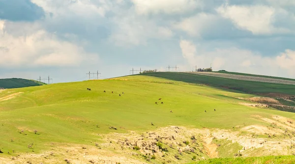 Manzara yeşil alan tepeler bulutlar ile gökyüzü