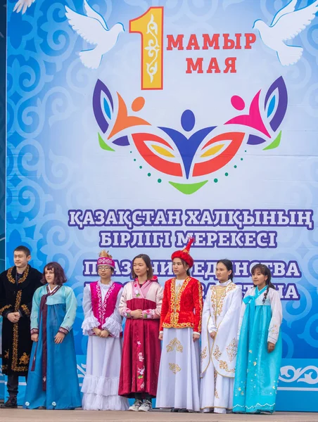 Petropavlovsk, Kazakistan-1 Mayıs 2019: Kazakistan halklarının Ulusal kostümleri şarkıları ve dansları. 1 Mayıs Kazakistan Insanlar Birliği günü.