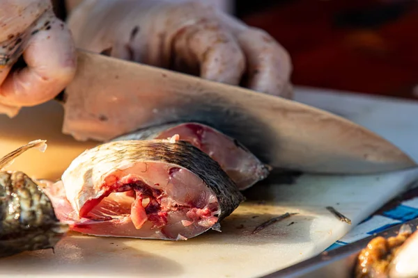 Mesa Limpie Pescado Las Escamas Retire Las Entrañas Pelado Filete — Foto de Stock