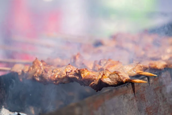 Spieße Grillfleisch Auf Den Kohlen Der Rauch Ist Unscharf — Stockfoto