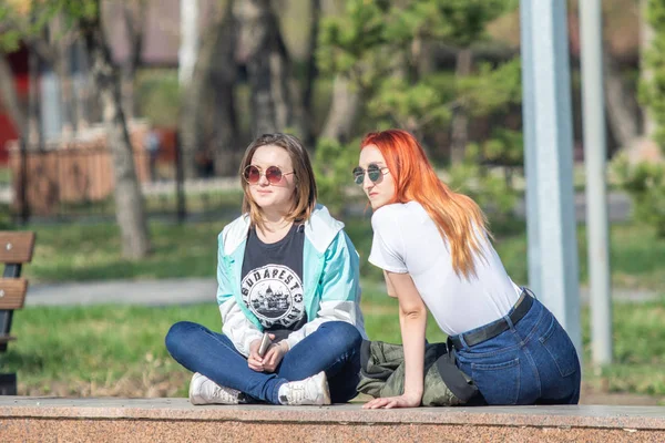 Petropavlovsk Cazaquistão Maio 2019 Duas Meninas Sentadas Rua Dia Quente — Fotografia de Stock