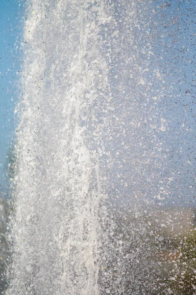 Gischt Von Wasserfontänen Gegen Den Blauen Himmel Wasserspritzer Sind Unscharf — Stockfoto