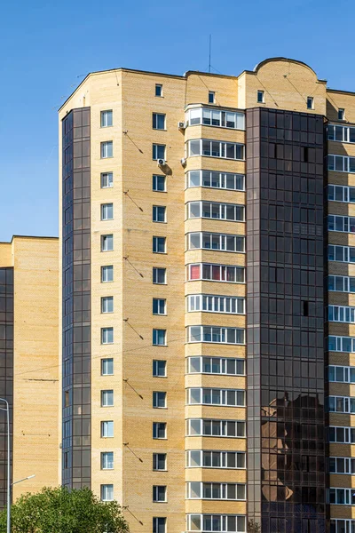 Hochhaus Aus Rotem Backstein Mit Fenstern Architektur — Stockfoto