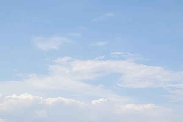 Белые Облака Голубом Небе День Обои — стоковое фото