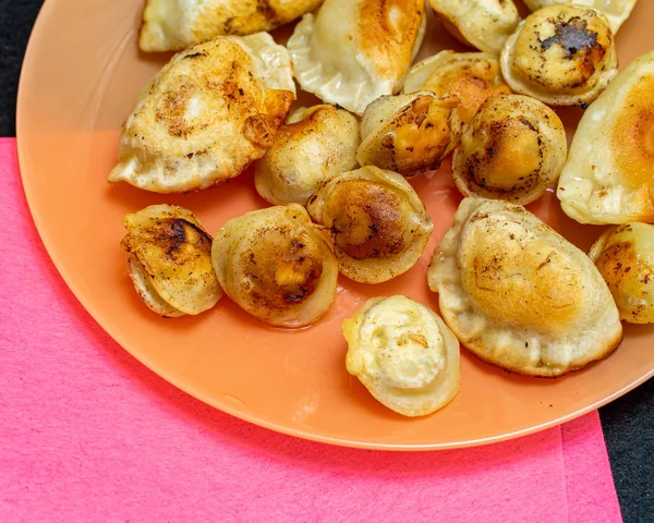 Gebakken Ravioli Een Bord Gebakken Taarten Eten — Stockfoto