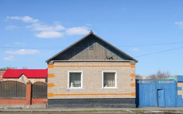 Petropavlovsk Kazajstán Mayo 2019 Casa Con Una Cerca Contra Cielo —  Fotos de Stock